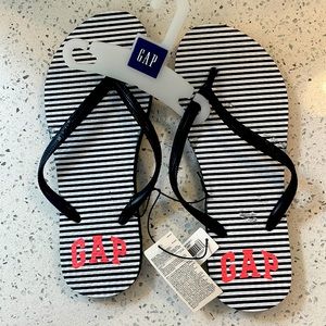 NWT women’s size 7 GAP flip flops